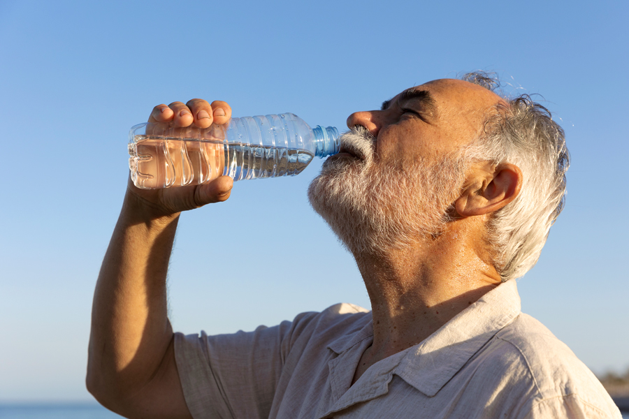 Tomar agua atrasaría el envejecimiento y aparición de enfermedades degenerativas en adultos mayores